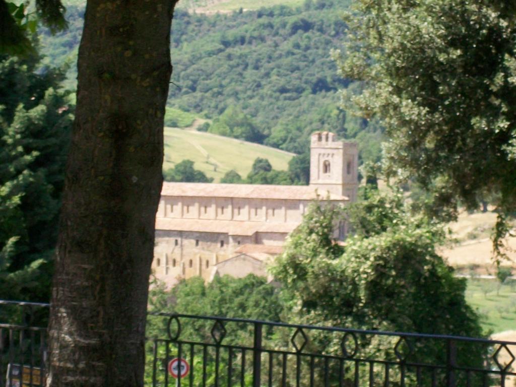 B&B Locanda Sant'Antimo Montalcino Buitenkant foto